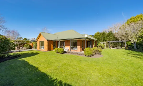 2 Springvale Gardens, Harewood